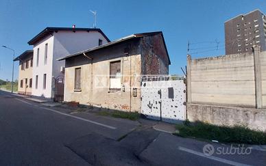 LOTTO DI 500MQ CON VILLETTA - MAGAZZINO E AMPIO GI