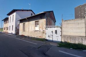 LOTTO DI 500MQ CON VILLETTA - MAGAZZINO E AMPIO GI