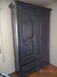 Armadio antico intarsiato a mano