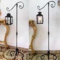 Porta lanterna in ferro pieno forgiato e battuto a