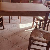 Tavolo e sedie in legno massiccio. 
