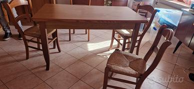 Tavolo e sedie in legno massiccio. 