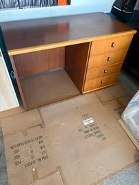 Scrivania in legno