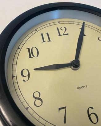 Orologio da parete nero IKEA al quarzo