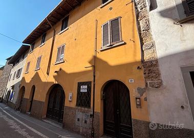 Porzione di casa con 2 unità e loc.negozio/ufficio