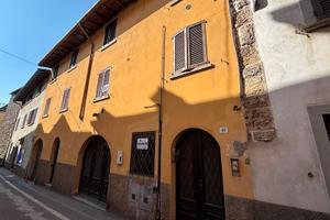 Porzione di casa con 2 unità e loc.negozio/ufficio