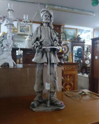 Scultura Personaggio In Abiti Tradizionali – 24994