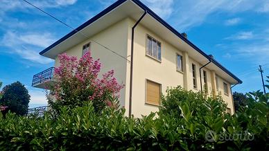 Ampia porzione di bifamiliare con grande giardino