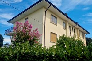 Ampia porzione di bifamiliare con grande giardino
