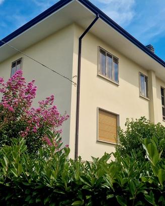Ampia porzione di bifamiliare con grande giardino