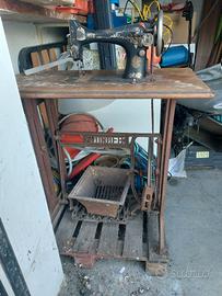 Macchina da cucire antica