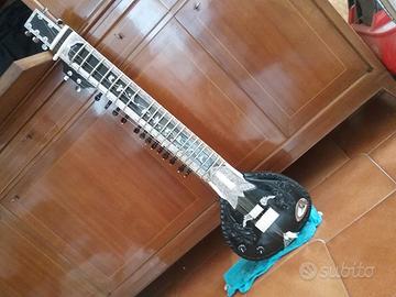Sitar indiano amplificato