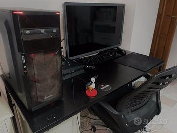 PC + tastiera + mouse + sedia