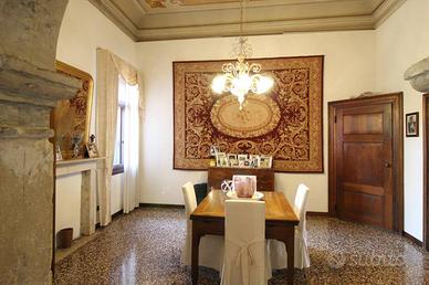 Villa di 200 m² con 3 locali e box auto doppio a L