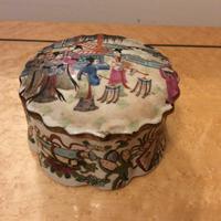 Porcellana dipinta in Rilievo - Sigillo sul fondo”