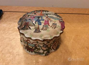 Porcellana dipinta in Rilievo - Sigillo sul fondo”