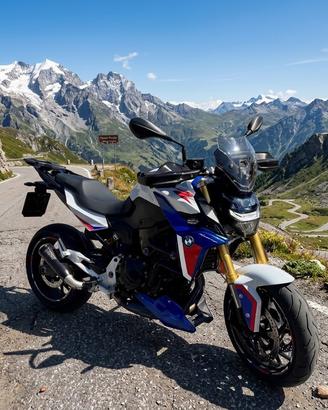 Bmw F900R in garazia della casa