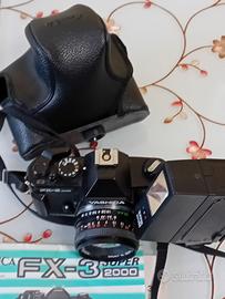 macchina fotografica Yashica e flash 