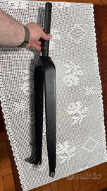 Forcella carbonio opaco per ruote da 29