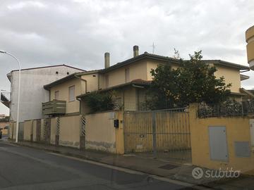 Decimomannu,via Ugo Foscolo, villa con giardino