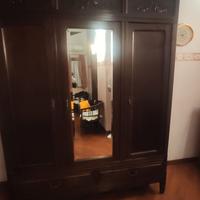 Armadio tre ante in noce massello con intersi