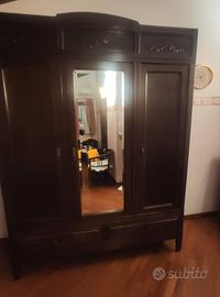 Armadio tre ante in noce massello con intersi