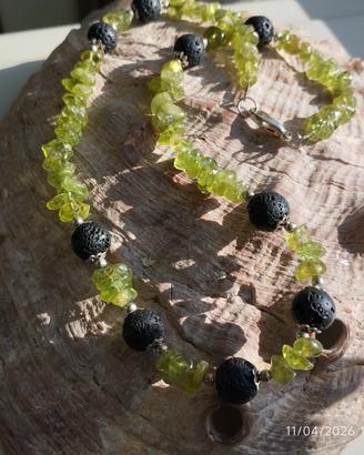 collana  con peridoti e lava nera naturali 