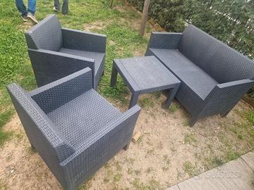 Salotto da giardino con poltrone divanetto tavolo