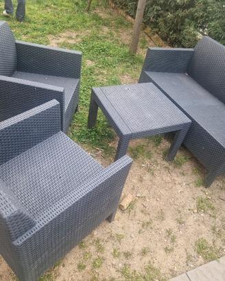 Salotto da giardino con poltrone divanetto tavolo