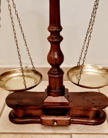 Bilancia in legno e ottone 
