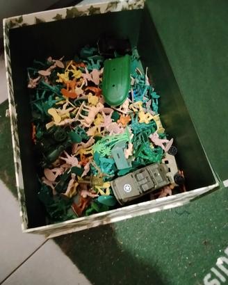 grande lotto misto di soldatini della guerra