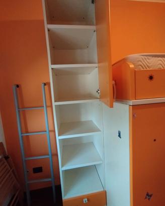 Cameretta singola con letto a soppalco