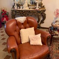 Divani in pelle e mogano intarsiato