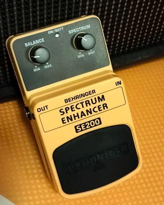 Pedale Beringher Spectrum ennancer SE 200