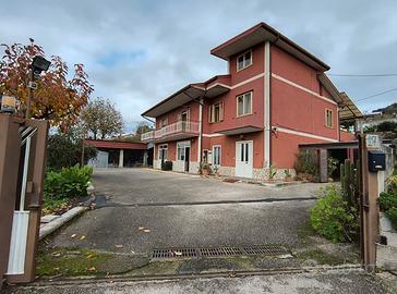 Villa indipendente con ampio terreno circostante
