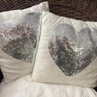 Cuscini decorativi bianchi con cuore in pailletes