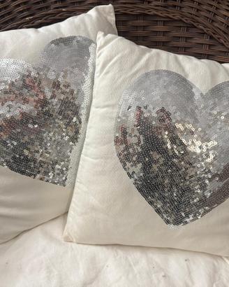 Cuscini decorativi bianchi con cuore in pailletes