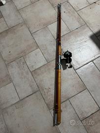 Canna da pesca in legno e mulinello vintage