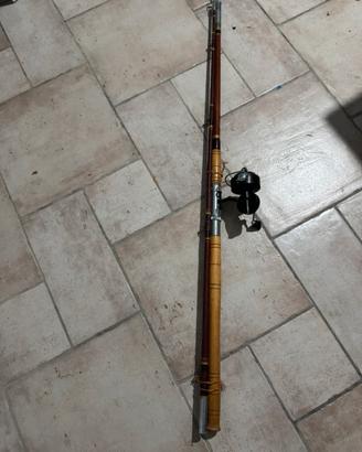 Canna da pesca in legno e mulinello vintage