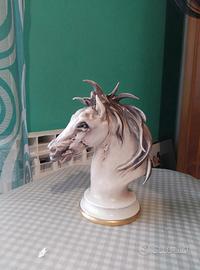 Cavallo imbizzarrito in porcellana 