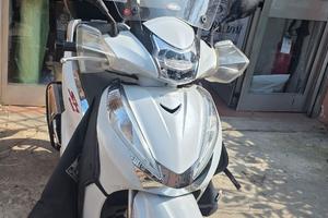 SH 300 ABS tenuto EGREGIAMENTE bene anno 10/2015