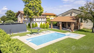 Rustico / Casale di 853 m² con più di 5 locali e b