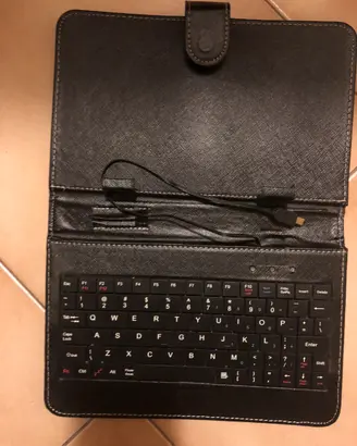 Custodia pelle con tastiera per tablet