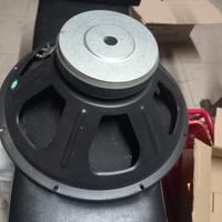 woofer da 15 pollici montato da sub yamaha dxs 115