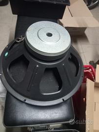 woofer da 15 pollici montato da sub yamaha dxs 115