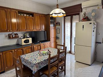 Cucina con tavolo e  6 sedie ed accessori