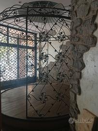 Gazebo circolare in ferro battuto tubolare.