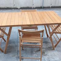 tavolo in legno con sedie pieghevoli 