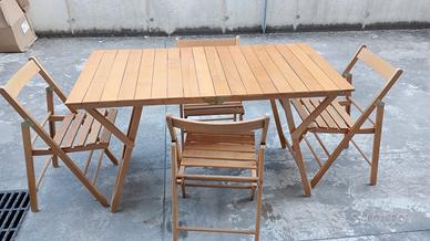 tavolo in legno con sedie pieghevoli 