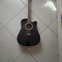 chitarra acustica con fodero